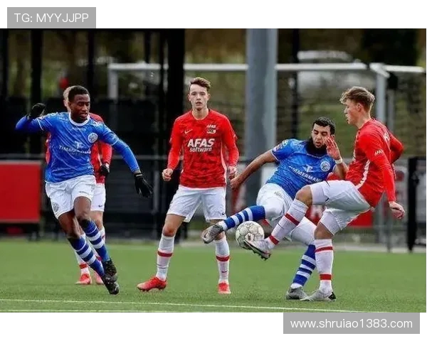 兹x勒与阿尔克马的精彩对决揭示足球战术的较量与团队协作的重要性