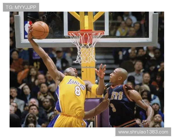 科比在对阵黄蜂时的经典扣篮瞬间回顾与精彩解析 科比在对阵黄蜂时的经典扣篮瞬间回顾与精彩解析